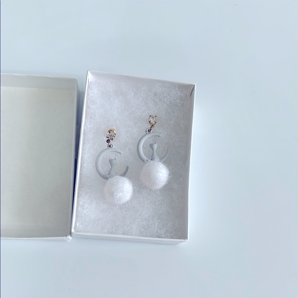 Elegant White Pom-Pom Earrings